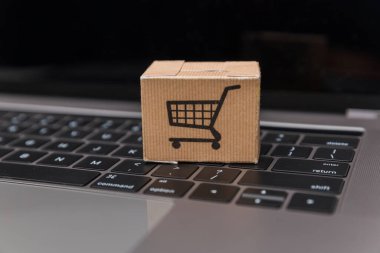Dizüstü bilgisayar ve küçük araba beyaz arka plan üzerinde. Internet alışveriş kavramı