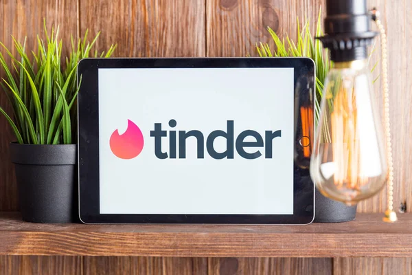 Tula Russia 16.01.20 tinder pada layar komputer tablet terisolasi. — Stok Foto