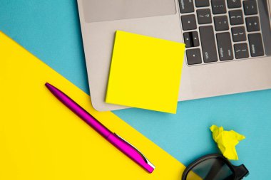 Sarı yapışkan notlu ev işi yeri, mesaj için yer. Salgın Koronavirüs Karantina Konsepti