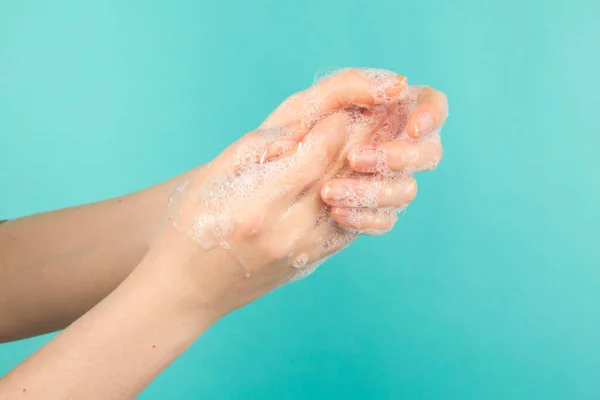 Prävention von Coronavirus. Großaufnahme von Personen, die sich isoliert die Hände waschen. Sauberkeit und Körperpflegekonzept — Stockfoto