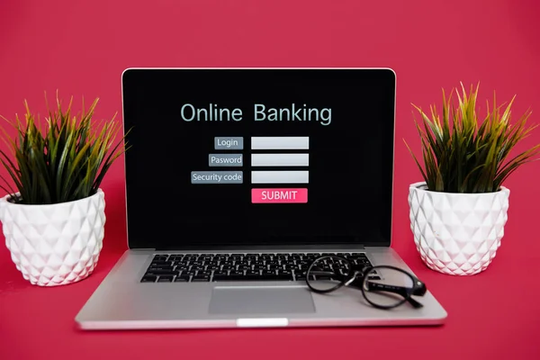 Интернет онлайн-банкинг платежей по компьютерной концепции. Ноутбук и очки в красной комнате — стоковое фото