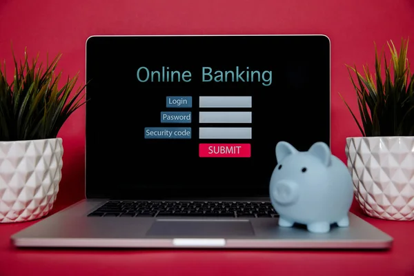 Концепция банковских платежей онлайн. Голубая копилка на ноутбуке . — стоковое фото