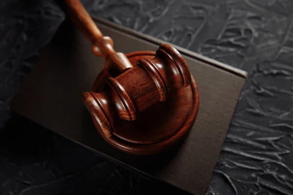 Jueces martillo y libro legal sobre una mesa. Concepto de justicia —  Fotos de Stock