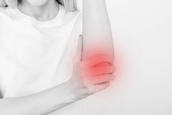 Femme avec douleur au coude, inflammation articulaire sur fond blanc — Photo