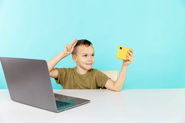 Leuke jongen op afstand leren. Kind met behulp van video-verbinding om te praten met iemand online. — Stockfoto