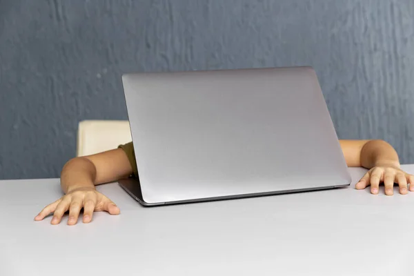 Vermoeide droevige jongen die thuis online studeert op de laptop. Concept afstandsonderwijs op quarantainetijd. — Stockfoto