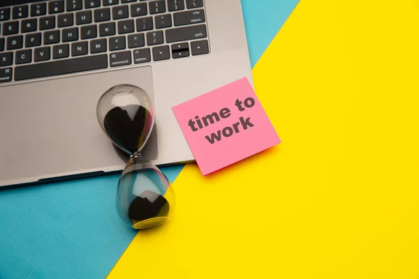 Sanduhr und Laptop-Computer-Konzept für das Zeitmanagement. Zeit zum Arbeiten - Botschaft mit Rat — Stockfoto