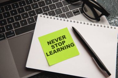 Not defterindeki el yazısı alıntıları, öğrenmeyi asla bırakma. Hayatını nasıl geliştireceğine dair en iyi tavsiye