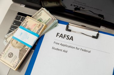 Fafsa. Öğrenci yardımı. Para masanın üstünde..