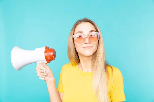 Portret van een prachtige jonge blonde vrouw met megafoon — Stockfoto