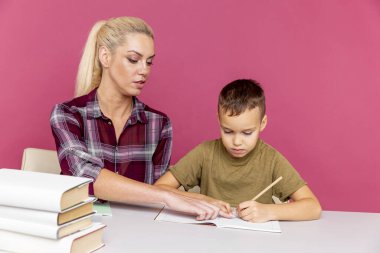 Karantina konseptinde birlikte çalışıyoruz. Anne ve çocuk masada oturup kitap okuyorlar..