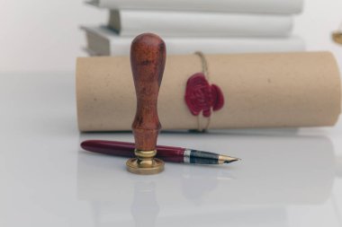 Vasiyetnamede ve son arzusunda halka açık kalem ve damga yok. Noter kamu araçları.