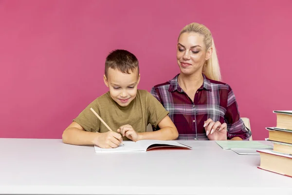 距離の宿題を一緒に。母と子供は家で勉強する. — ストック写真