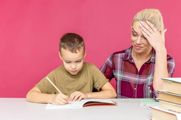 Nachhilfelehrer mit Kind bei Hausaufgaben zu Hause. — Stockfoto