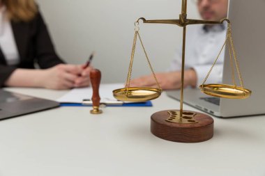 Avukat danışmanlığı ve yardım konsepti. İnsanlar yasal anlaşmalarla konuşuyor..