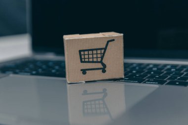 Dizüstü bilgisayar ve küçük araba beyaz arka plan üzerinde. Internet alışveriş kavramı