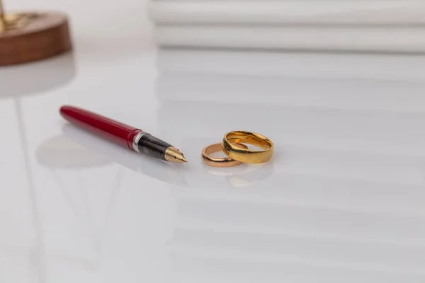 Couple avec contrat de divorce et bague sur bureau. Divorce — Photo