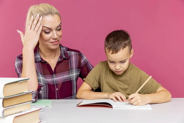 母は息子が家で勉強するのを手伝う。隔離のため閉校. — ストック写真