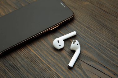 Tula Rusya 16.01.20: Apple AirPods Apple iPhone için kablosuz bluetooth kulaklıklar. Mavi arka planda New Apple Earpod 'ları. Boşluğu kopyala