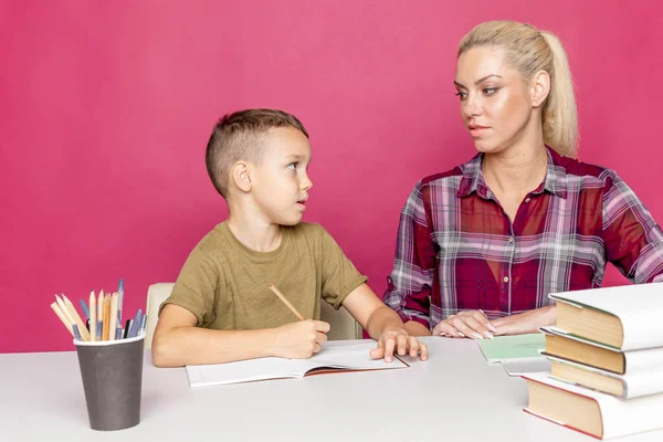 Nachhilfelehrer mit Kind beim Hausaufgabenmachen im rosa Zimmer. — Stockfoto