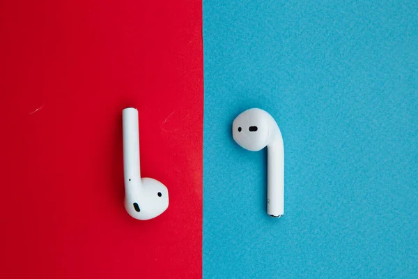 Tula Russia 16.01.20: Cuffie Bluetooth wireless Apple AirPods per iPhone Apple. Nuovi auricolari Apple Airpods su sfondo blu. Copia spazio — Foto Stock