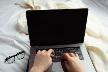 Serbest meslek kavramı. Evde çalışmak, dizüstü bilgisayarla yatakta çalışmak..