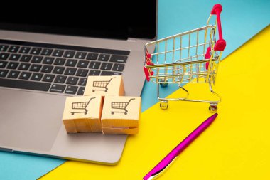 Dizüstü bilgisayarda üç karton kutu. Çevrimiçi alışveriş ve dağıtım konsepti