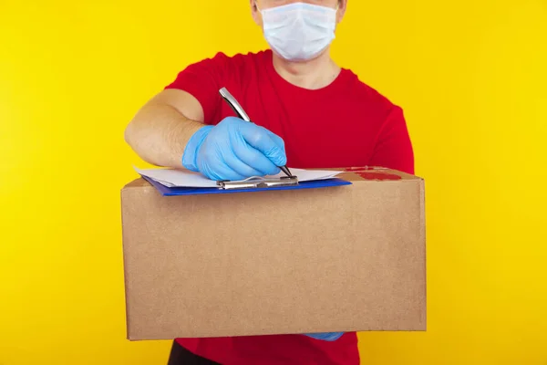 Delivery man holding cardboard boxes in medical rubber gloves and mask. copy space. Fast and free Delivery transport . Online shopping and Express delivery . Quarantine . — Stock Photo, Image