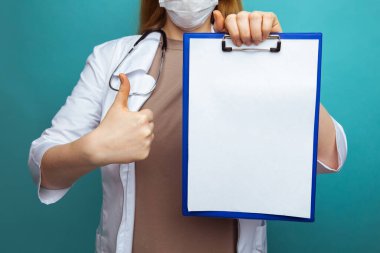 Mavi arka planda tıbbi maske takan bir doktor var. Boş sayfa çalışma alanı olan panoyu tut