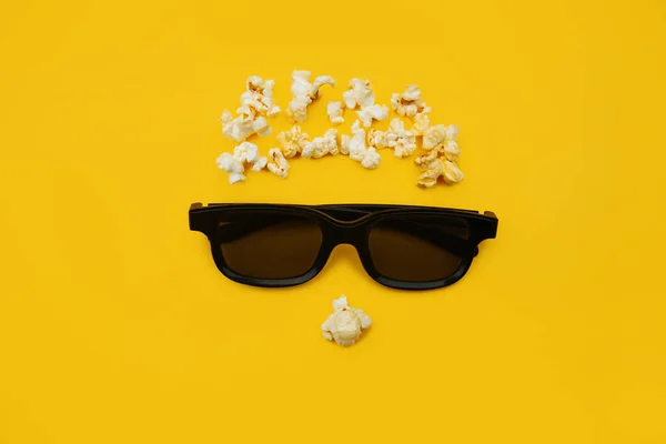 Abstrakcyjny obraz widza, okularów 3D i popcornu na żółtym tle. Kino koncepcyjne i rozrywka — Zdjęcie stockowe