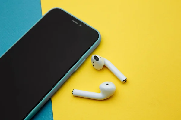 Тула Россия 16.20: беспроводные наушники Apple AirPods Bluetooth для Apple iPhone. Новые наушники Apple Airpods на синем фоне. Копирование пространства — стоковое фото