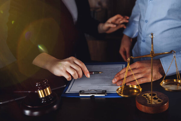 Подпись контракта в офисе. Мужчина и женщина заключают соглашение вместе. Ручка и планшет на столе
.