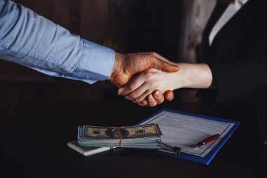 Müvekkili olan bir avukat anlaşma yapıyor. Toplantı sona eriyor.