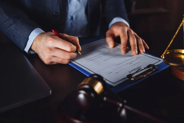 Advogado a trabalhar com contrato de papel. Martelo de madeira e libra na mesa . — Fotografia de Stock