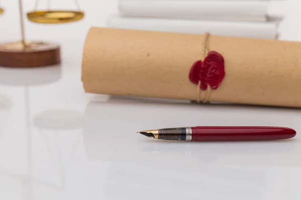 Notarissen pen en stempel op testament en testament. Notaris-instrumenten — Stockfoto