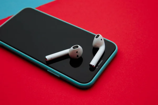 Tula Russia 16.01.20: Cuffie Bluetooth wireless Apple AirPods per iPhone Apple. Nuovi auricolari Apple Airpods su sfondo blu. Copia spazio — Foto Stock
