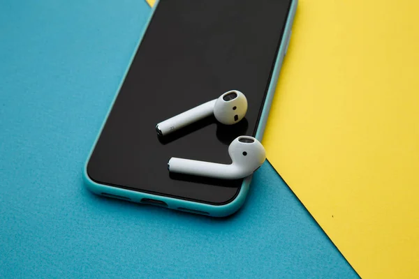 Тула Россия 16.20: беспроводные наушники Apple AirPods Bluetooth для Apple iPhone. Новые наушники Apple Airpods на синем фоне. Копирование пространства — стоковое фото