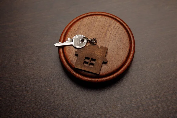 Juez mazo y llavero en forma de dos partes divididas de la casa sobre fondo de madera. Concepto de subasta de bienes raíces o casa divisoria cuando el divorcio, división de bienes, bienes raíces, sistema de ley — Foto de Stock