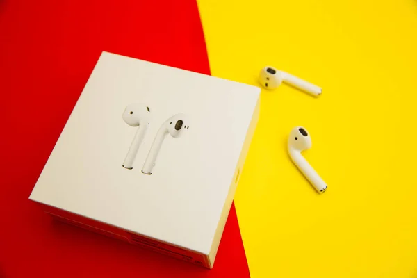 Tula Russia 16.01.20: Cuffie Bluetooth wireless Apple AirPods per iPhone Apple. Nuovi auricolari Apple Airpods su sfondo blu. Copia spazio — Foto Stock