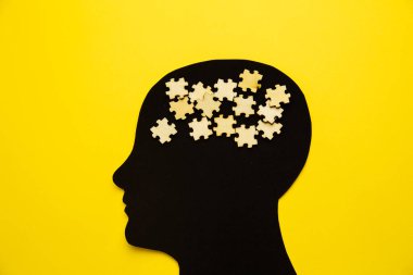 İnsan kafası tarafından sunulan beyin bozukluğu sembolü kağıt şeklindedir. Alzheimer hastalığı, bunama, hafıza kaybı ve zihinsel sağlık konsepti için yaratıcı bir fikir.