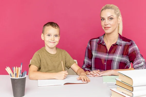 自宅で息子と一緒に隔離時間で一緒に宿題をしている母親. — ストック写真