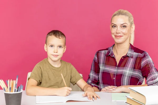 Matka z synem odrabiają razem lekcje w czasie kwarantanny.. — Zdjęcie stockowe