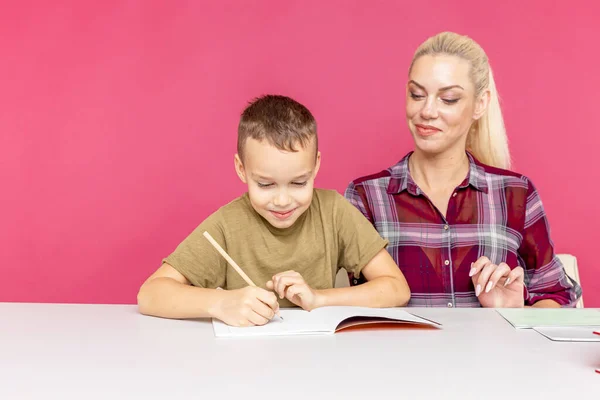 家庭で一緒に宿題をする子供を持つ講師. — ストック写真