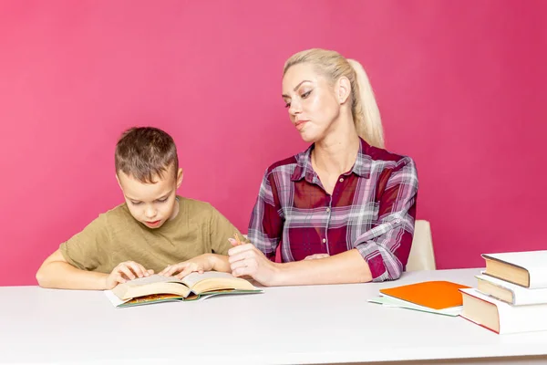 母親と息子は一緒に宿題をする。隔離時の教育 — ストック写真