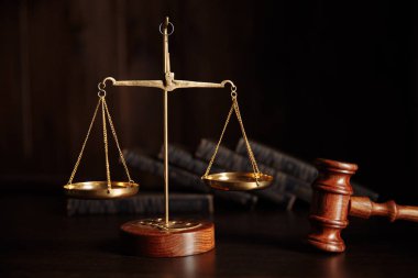 Hukuk kavramı. Yargıç tokmağı mahkeme salonundaki kütüphanede.