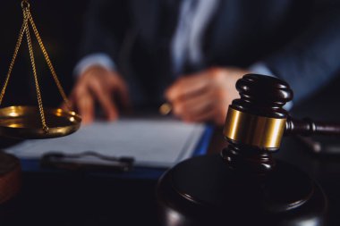 Müvekkili olan bir avukat anlaşma yapıyor. Toplantı sona eriyor.