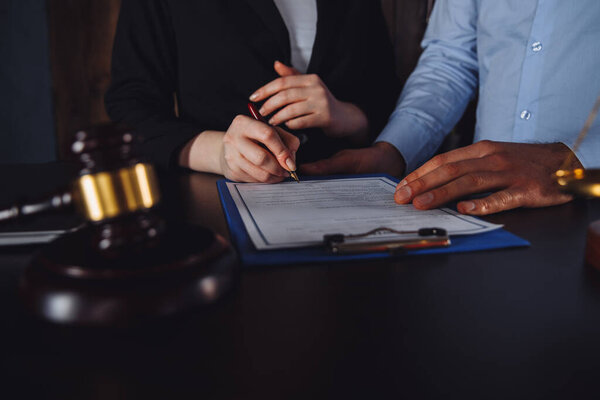 Деловая встреча в адвокатской конторе. Консультации
.