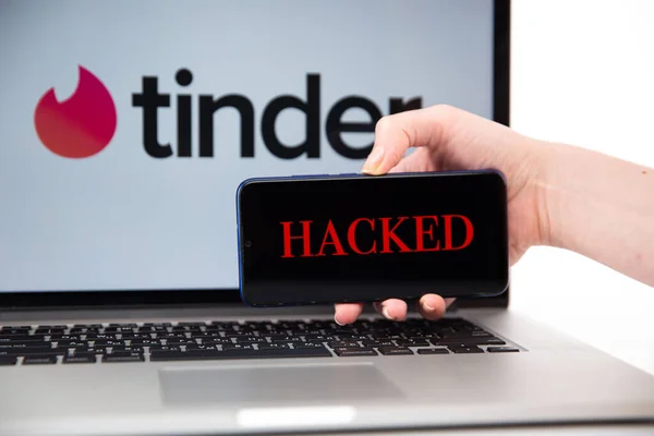 Tula Rusland 12.02.2020 Hacked Tinder op de telefoon en laptop concept. — Stockfoto