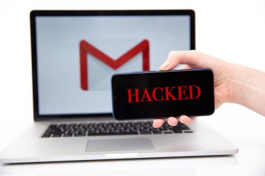 Tula Rusya 12.02.2020 Telefon ve dizüstü bilgisayarda hacklenen posta konsepti.