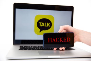 Tula Rusya 12.02.2020 Hacklenmiş KakaoTalk telefon ve dizüstü bilgisayar konsepti.